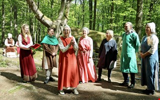 Teatersällskapet tillbaka med medeltidsdrama i skogen