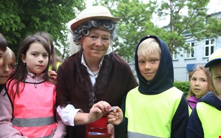 Elever mötte historiska personer på vandring