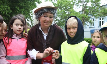 Elever mötte historiska personer på vandring