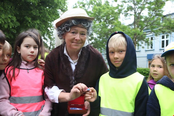 Elever mötte historiska personer på vandring