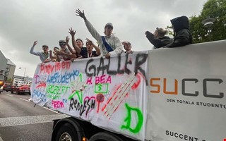 Studenterna firar på flaken – se bilderna här