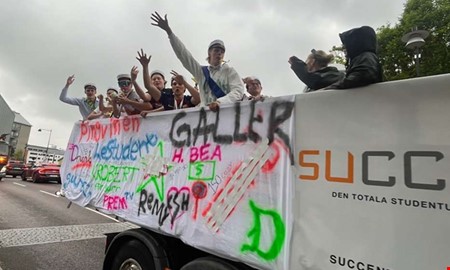 Studenterna firar på flaken – se bilderna här