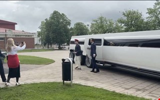 Adam kom till studenten i limo – storasyster Malin ordnade åket