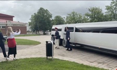 Adam kom till studenten i limo – storasyster Malin ordnade åket
