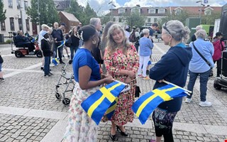 50 nya svenskar välkomnades på torget 