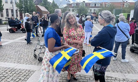 50 nya svenskar välkomnades på torget 