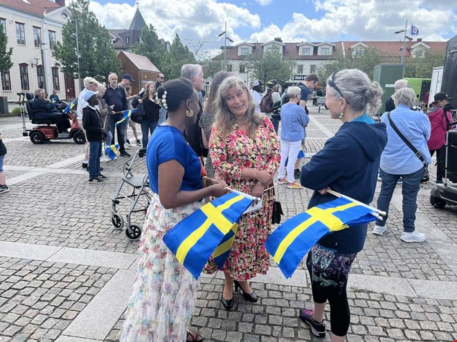 50 nya svenskar välkomandes på torget
