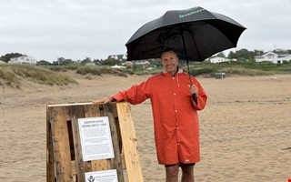 Beskedet: Skyltar på stranden blir kvar över sommaren