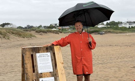 Beskedet: Skyltar på stranden blir kvar över sommaren