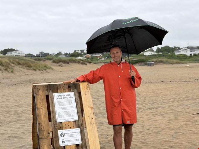 Markägaren: Skyltarna på stranden blir kvar över sommaren