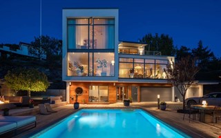Exklusiv och modern villa med pool väckte stort intresse