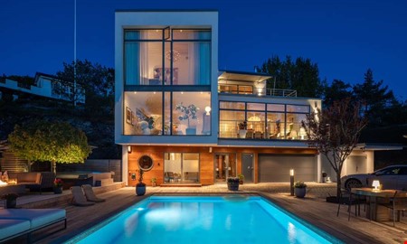 Exklusiv och modern villa med pool väckte stort intresse