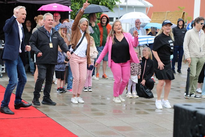 Musik och spontandans när första spadtaget togs
