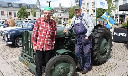 Veteranbilsträff på torget lockade bilintresserade