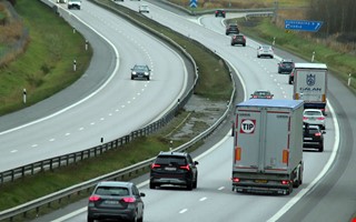 Sopkärl på E6 – kan störa trafiken