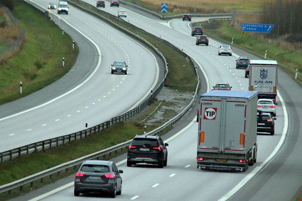Sopkärl på E6 – kan störa trafiken Sopkärl på E6 – kan störa trafiken