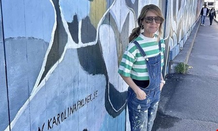 Kungsbackabon bakom stor mural i centrala Göteborg