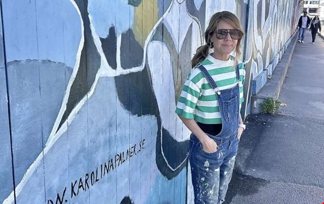 Kungsbackabon bakom stor mural i centrala Göteborg