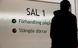 Man fick inte köpa cigaretter – blottade sig
