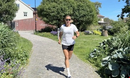 Efter våldet – nu springer hon för kvinnojouren