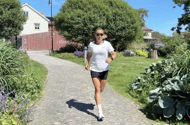Efter våldet – nu springer hon för kvinnojouren