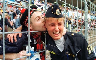 Tommy fångade den klassiska pussen under EM