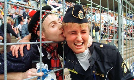 Tommy fångade den klassiska pussen under EM