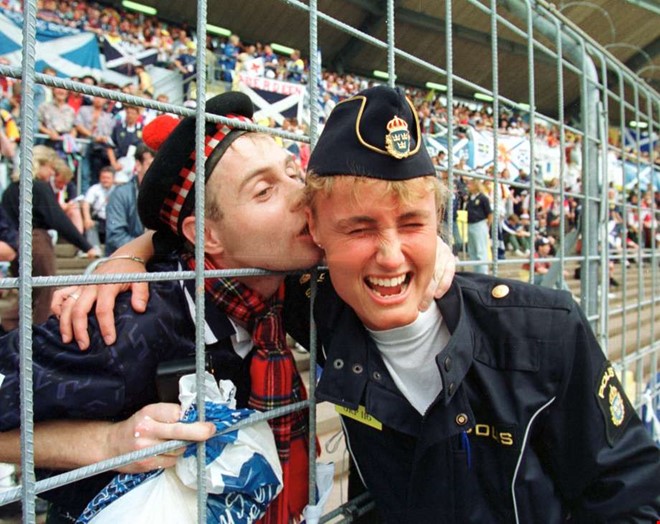 Tommy fångade den klassiska pussen under EM