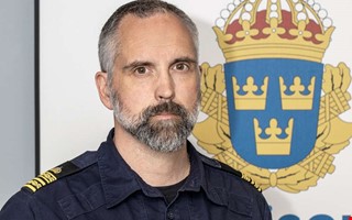 Pengar till dömda poliser skulle kunna vara muta