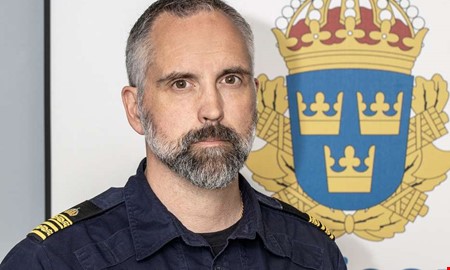 Pengar till dömda poliser skulle kunna vara muta