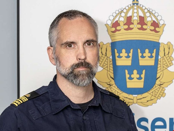 Pengar till dömda poliser skulle kunna vara muta