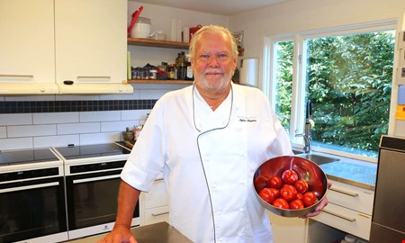 Tv-kändisen Stefan jubilerar – men vägrar att gå i pension