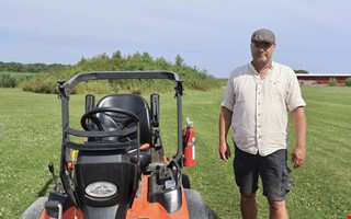 Grön sommar för Kenneth – klipper sex hektar gräs
