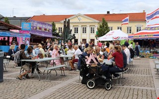 Smaker från 24 länder intar torget: 