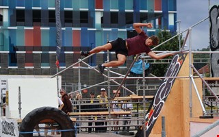 Parkourtävling i Kungsbacka lockar stor publik