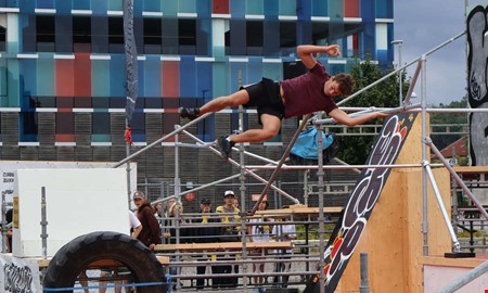 Parkourtävling i Kungsbacka lockar stor publik