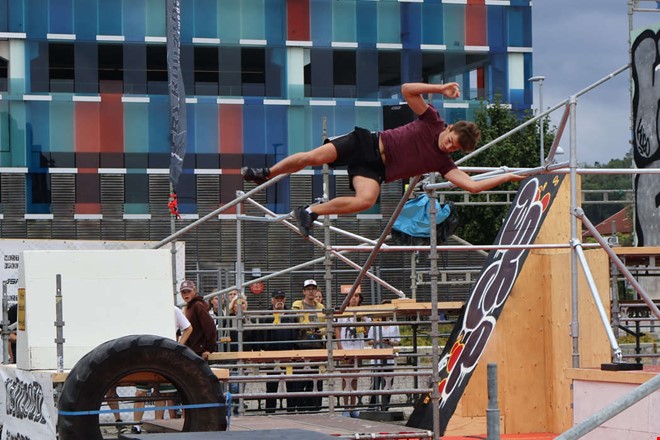 Parkourtävling i Kungsbacka lockar stor publik
