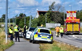 Motorcykel och bil i olycka – vägen stängdes av