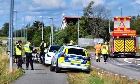 Motorcykel och bil i olycka – vägen avstängd