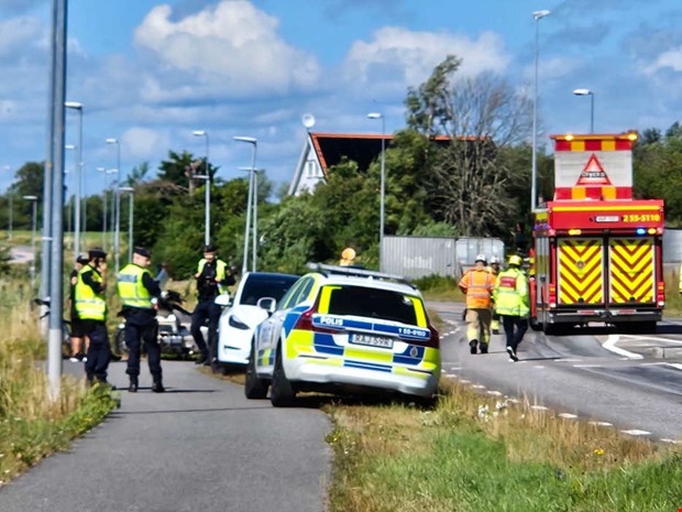 Motorcykel och bil i olycka – vägen stängdes av