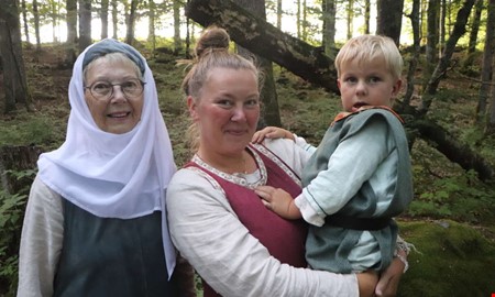 82 års skillnad mellan äldst och yngst i sommarteater