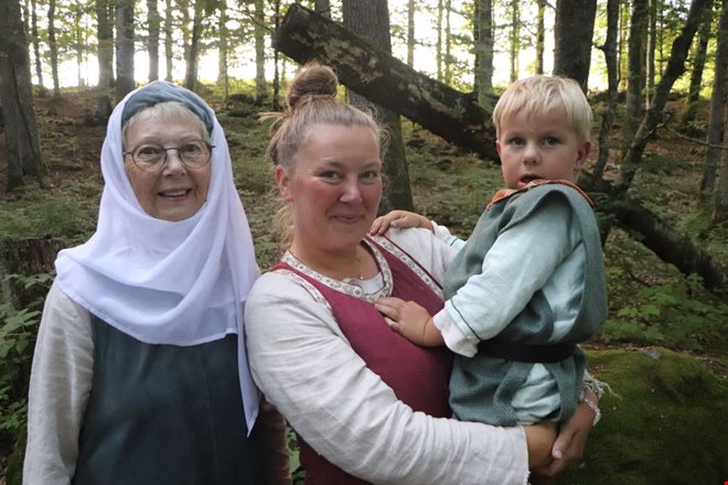 82 års skillnad mellan äldst och yngst i sommarteater