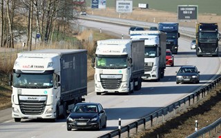 Krav – fler poliser på vägarna ska minska trafikbrotten 
