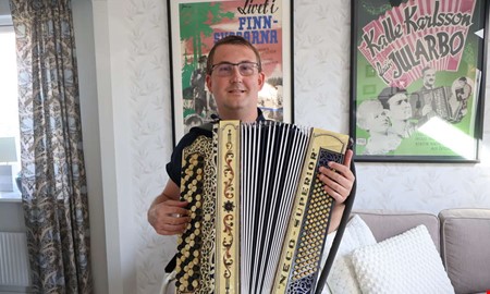 50 låtar på ett år – nu prisas han för sin musik