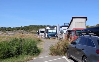 Boende vid badstrand har fått nog: ”Tagits över av campare” 