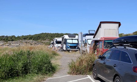 Boende vid badstrand har fått nog: ”Tagits över av campare” 
