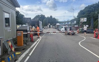 Trångt och köer – men då kan nya återvinningen stå klar