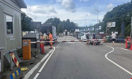 Trångt och köer – men då kan nya återvinningen stå klar