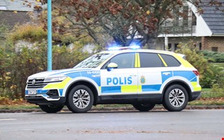 Personbil körde in i lyktstolpe – anmälan upprättad