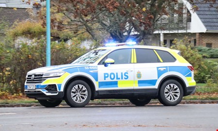 Personbil körde in i lyktstolpe – anmälan upprättad